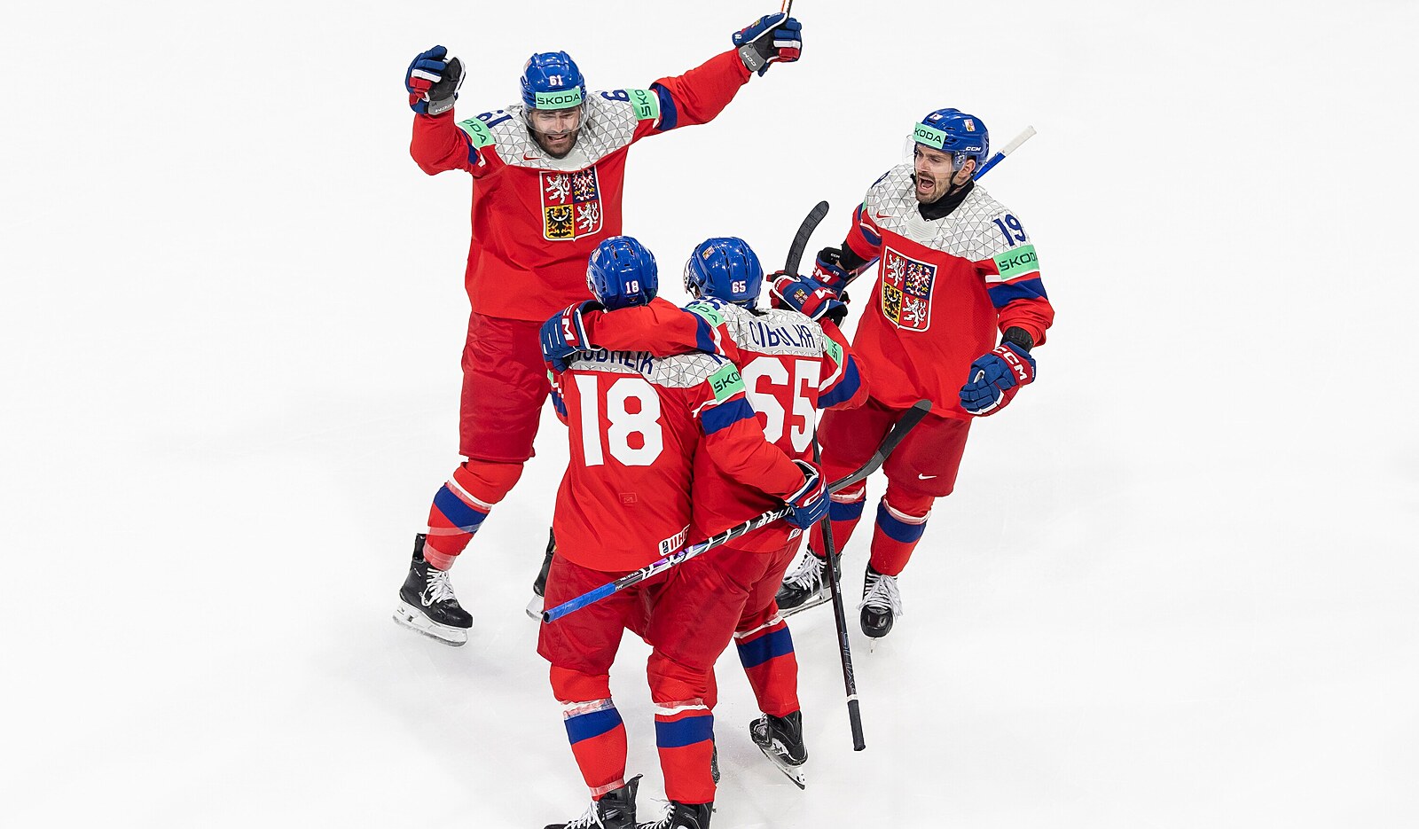 Česko - Švédsko 4:3. Divoký duel a velká výhra, hokejisté zapomněli na trapas