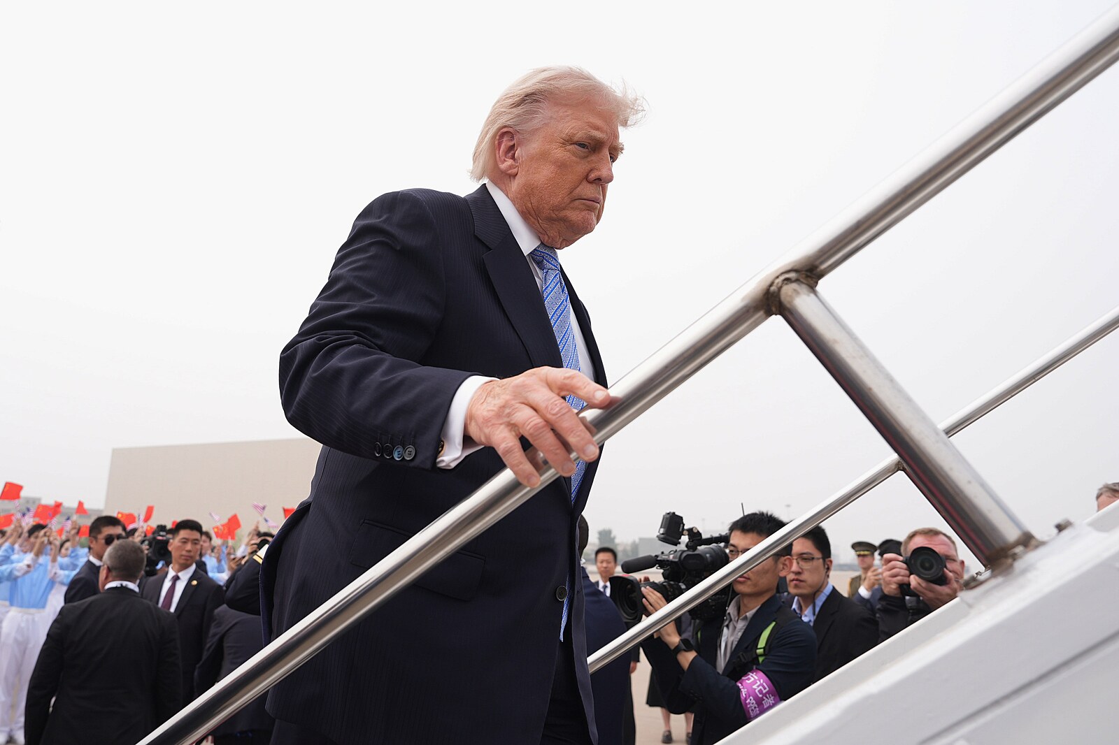 Jak číst signál z paluby Air Force One? Svět přihlíží Trumpovu balancování mezi mírem a válkou