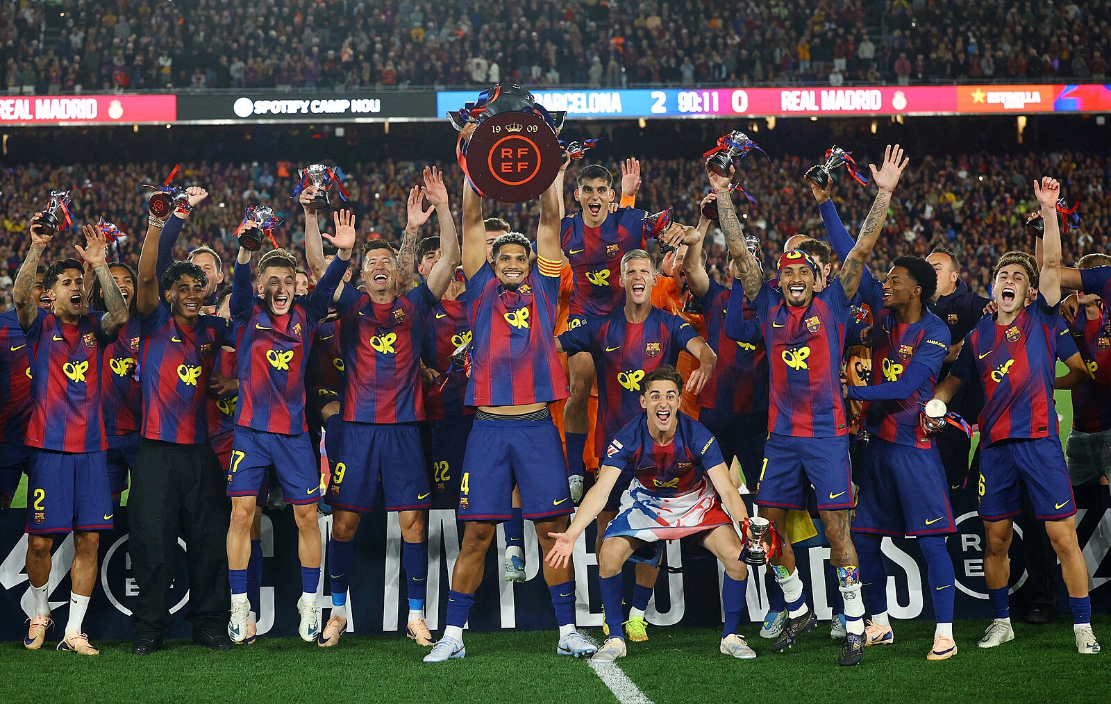 Výhra v El Clásicu začala oslavy. Barcelona porazila Real a má 29. mistrovský titul