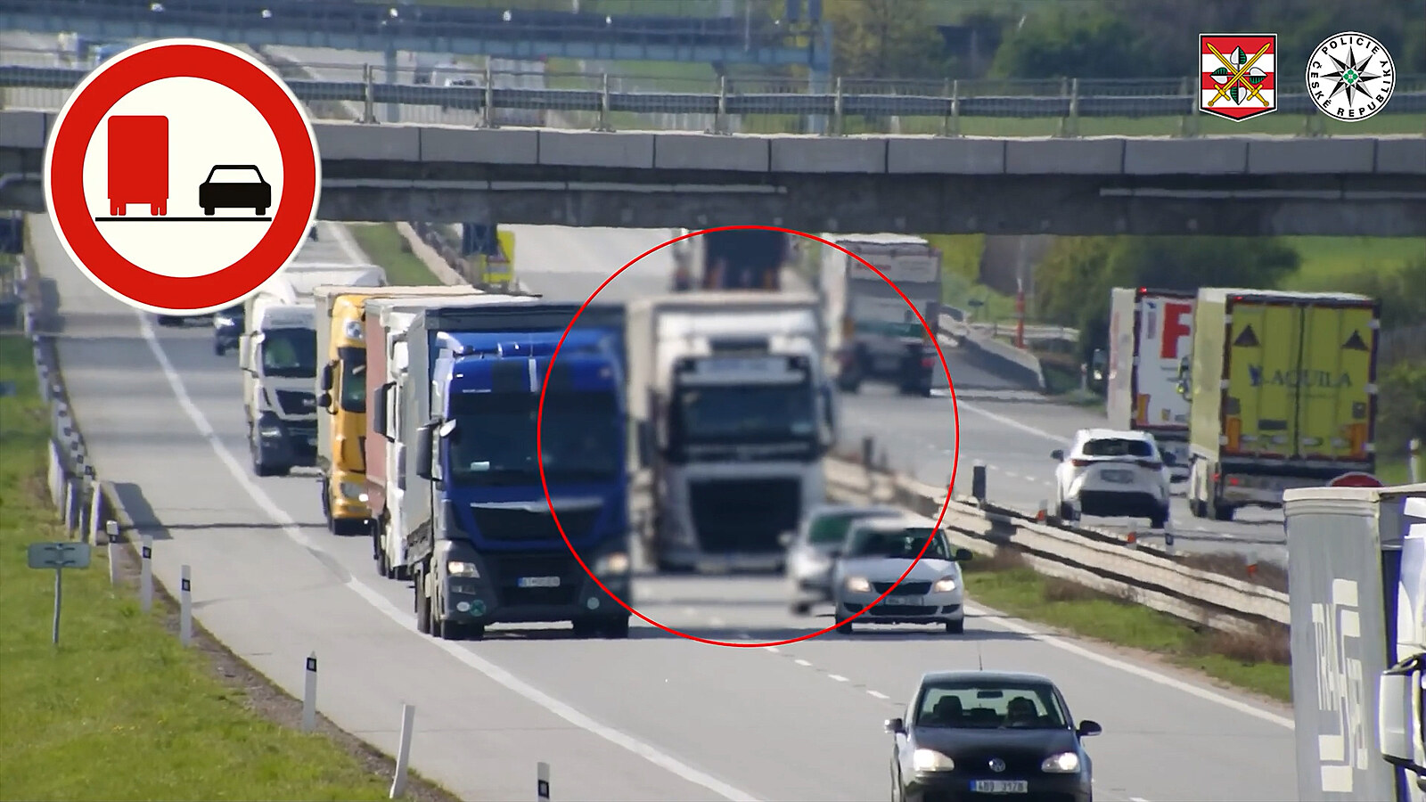VIDEO: Hromadně na červenou i projetí stopky. Dron ukázal aroganci řidičů