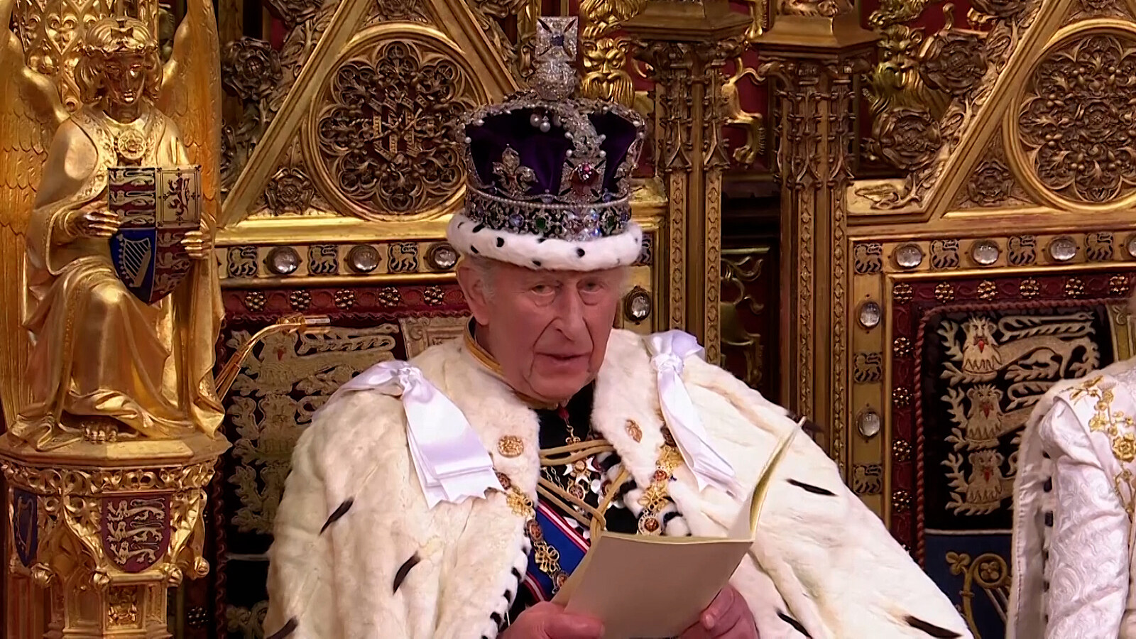 Král Karel je mrtev, ohlásila britská stanice. A nechala část Anglie v šoku
