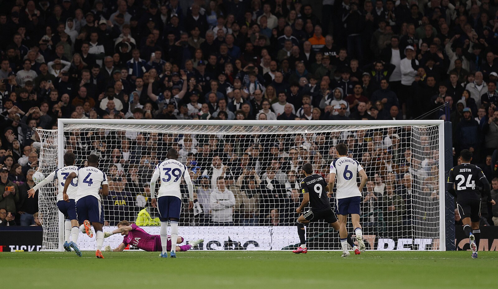 ONLINE: Tottenham se chce přiblížit záchraně, Leeds ale z penalty srovnává