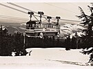 Sjezdovka na Mount Hood � odjezd z horní stanice. Visutá lanovka evokující...