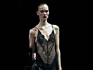 Tom Ford p�edstavil temn�j�í a výrazn� smysln�j�í verzi tohoto sm�ru....