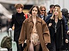 Here�ka Lily Collinsová vyrazila do ulic Pa�í�e v outfitu inspirovaném vintage...