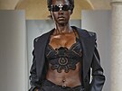 Italský d�m Dolce & Gabbana vsadil na výraznou krajku a kontrast mezi...