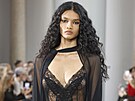 Také italská zna�ka Blumarine letos znovu vrátila do pop�edí krajku, tyl,...