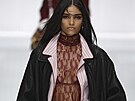 Dolce & Gabbana spojili krajkové body, prou�kované py�amo a objemnou ko�enou...