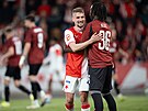 Michal Sadílek ze Slavie a Garang Kuol ze Sparty b�hem derby.