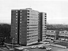 Tohle je Burghley Tower, dvanáctipodla�ní panelák na Trinity Way v East Acton....