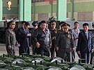 Severokorejský v�dce Kim �ong-un kontroluje výrobu nových d�lost�eleckých...