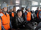 Severokorejský v�dce Kim �ong-un nav�t�vuje torpédoborec b�hem zkou�ek bojové...