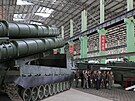 Severokorejský v�dce Kim �ong-un kontroluje výrobu nových d�lost�eleckých...