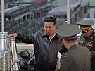 Severokorejský v�dce Kim �ong-un kontroluje výrobu nových d�lost�eleckých...