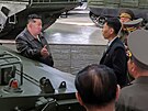Severokorejský v�dce Kim �ong-un kontroluje výrobu nových d�lost�eleckých...