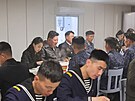 Severokorejský v�dce Kim �ong-un a jeho dcera ve�e�í s námo�níky na...