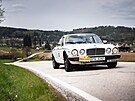Vít�zná rodinná posádka �t�pána a Alberta Panceových na Jaguaru XJ z roku 1983.