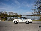 St�íbro brala ma�arská posádka Endre Szabó a Melinda Gömöri na Mercedesu 230 SL...