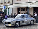 A dal�í nádherný mercedes ze stejné doby, tedy alespo� vizuáln� � replika...