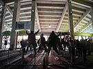 Fanou�ci Slavie bedliv� sledují zápas s Jabloncem, jen�e p�ed stadionem.