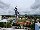 Slackline�i zdolávají lano mezi ji�ínskými mrakodrapy