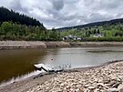 Vypu�t�ná Labská p�ehrada v Krkono�ích nabízí fantastické scenérie