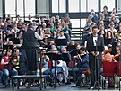 Stovky hudebník� v �ele s rakouským dirigentem Christianem Armingem u� mají za...