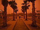 Píse�ná bou�e v iráckém Nad�afu p�ebarvila nebe na oran�ovo. (18. kv�tna 2026)