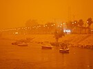 Píse�ná bou�e v iráckém Nad�afu p�ebarvila nebe na oran�ovo. (18. kv�tna 2026)