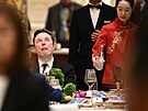 Musk na diplomatickém jednání s �ínou podnikl neobvyklé gesto, p�ijel se svým...
