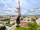 Slacklinová show ve vý�ce a� 45 metr� mezi �mrakodrapy� v Ji�ín�, na snímku je...