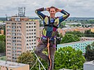 Mezi hotelem reStart v Ji�ín� a sousedním v�ákem se procházejí slackline�i. Na...