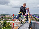 Mezi hotelem reStart v Ji�ín� a sousedním v�ákem se procházejí slackline�i....