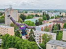 Mezi hotelem reStart v Ji�ín� a sousedním v�ákem se procházejí slackline�i....