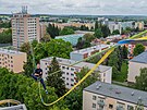Mezi hotelem reStart v Ji�ín� a sousedním v�ákem se procházejí slackline�i....
