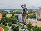 Mezi hotelem reStart v Ji�ín� a sousedním v�ákem se procházejí slackline�i. Na...