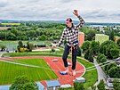 Mezi hotelem reStart v Ji�ín� a sousedním v�ákem se procházejí slackline�i, na...