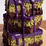 Brownie, kter� vypad� jako z jin�ho sv�ta. Fialov� ube mu dod�v� barvu i jemn�...