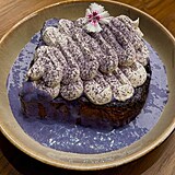 Fialov� ube toast prom��uje klasickou sn�dani v dezert na tal��i.
