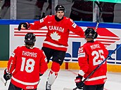 John Tavares slaví první branku na �ampionátu s Robertem Thomasem a Darnellem...