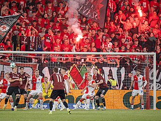 Fanou�ci Slavie vtrhli na h�i�t� p�ed koncem zápasu.  (9. kv�tna 2026)