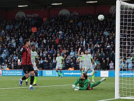 Evanilson z Bournemouthu zahazuje �anci v utkání proti Manchesteru City.