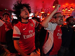 Titul se blí�í. Fanou�ci Arsenalu sledují zápas Manchesteru CIty.