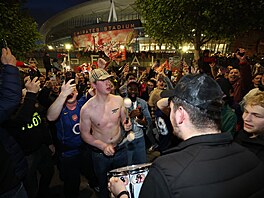 Fanou�ci Arsenalu se chystají na oslavy titulu.