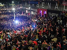 Fanou�ci Arsenalu se scházejí p�ed stadionem, aby oslavili titul svého týmu.