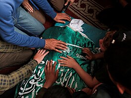 Palestinci truchlí po izraelských náletech zam��ených na Izzadína Haddáda,...
