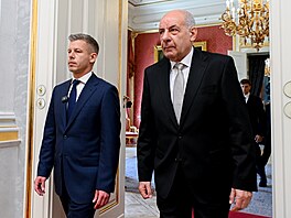 Ma�arský prezident Tamas Sulyok (vpravo) s novým premiérem Péterem Magyarem...