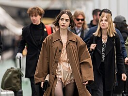 Here�ka Lily Collinsová vyrazila do ulic Pa�í�e v outfitu inspirovaném vintage...