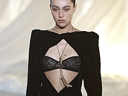 Ani podprsenky letos návrhá�i neskrývají, naopak. Nap�íklad v kolekci Balmain...