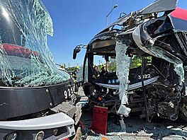Srá�ka tramvaje a autobusu MHD v pra�ských Záb�hlicích. (19. kv�tna 2026)